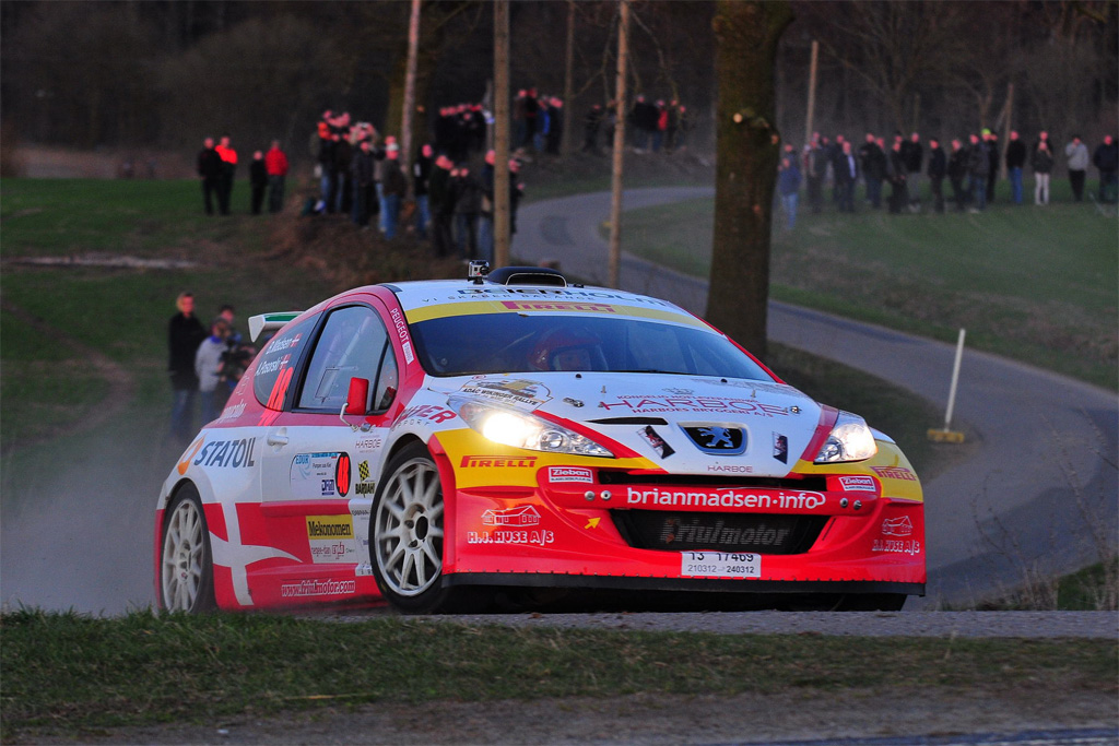 Brian Madsen og Anja Posorski i Peugeot 207 Super 2000 er bedste danske hold i Wikinger Rallye efter løbets første etape. Her ses de på hastighedsprøve 2
(Foto: Michael Eisenberg)